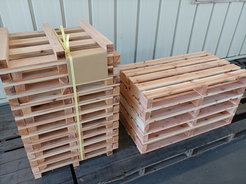 出荷待ちの木製パレット