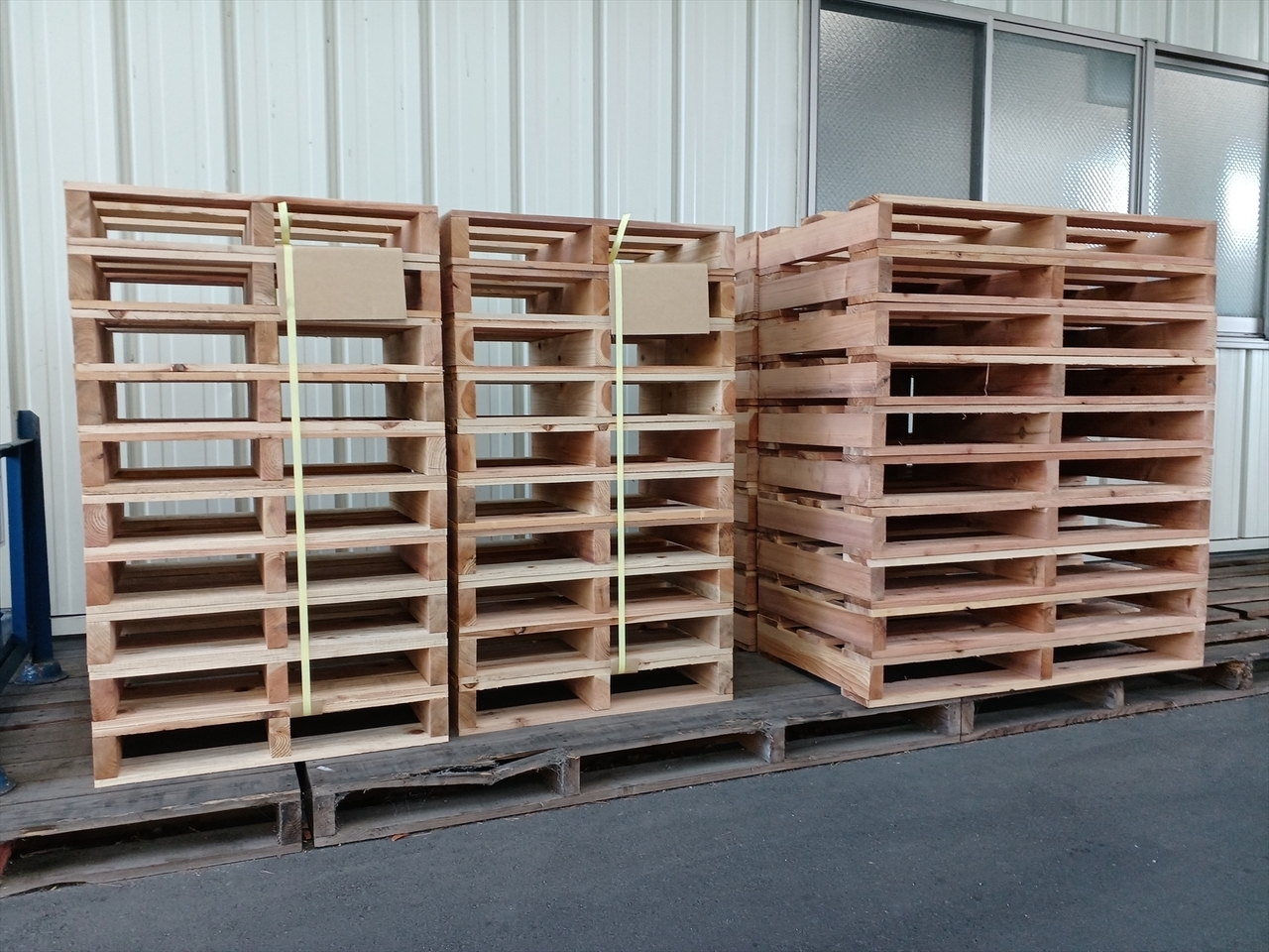 出荷前の木製パレット