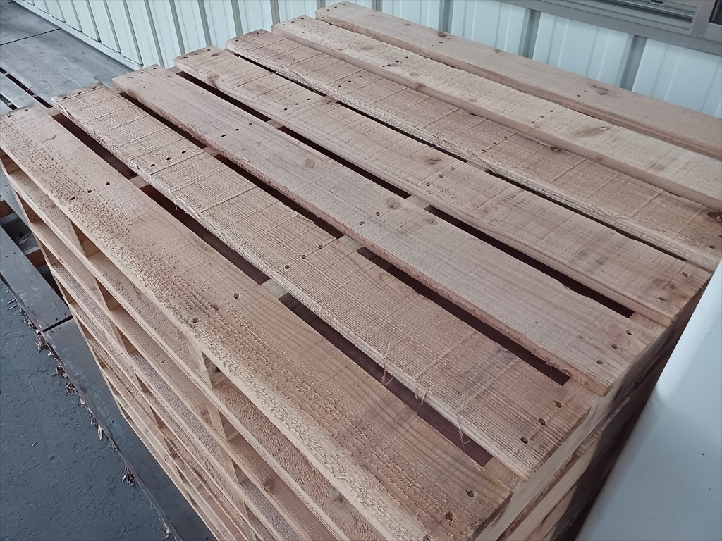 出荷待ちの木製パレット