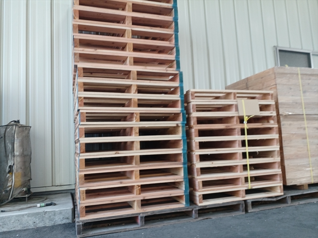 製造中の木製パレット