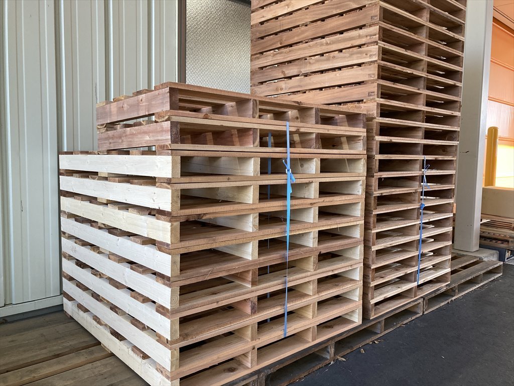 出荷前の木製パレット