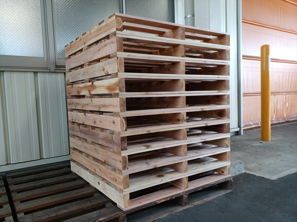 出荷前の木製パレット
