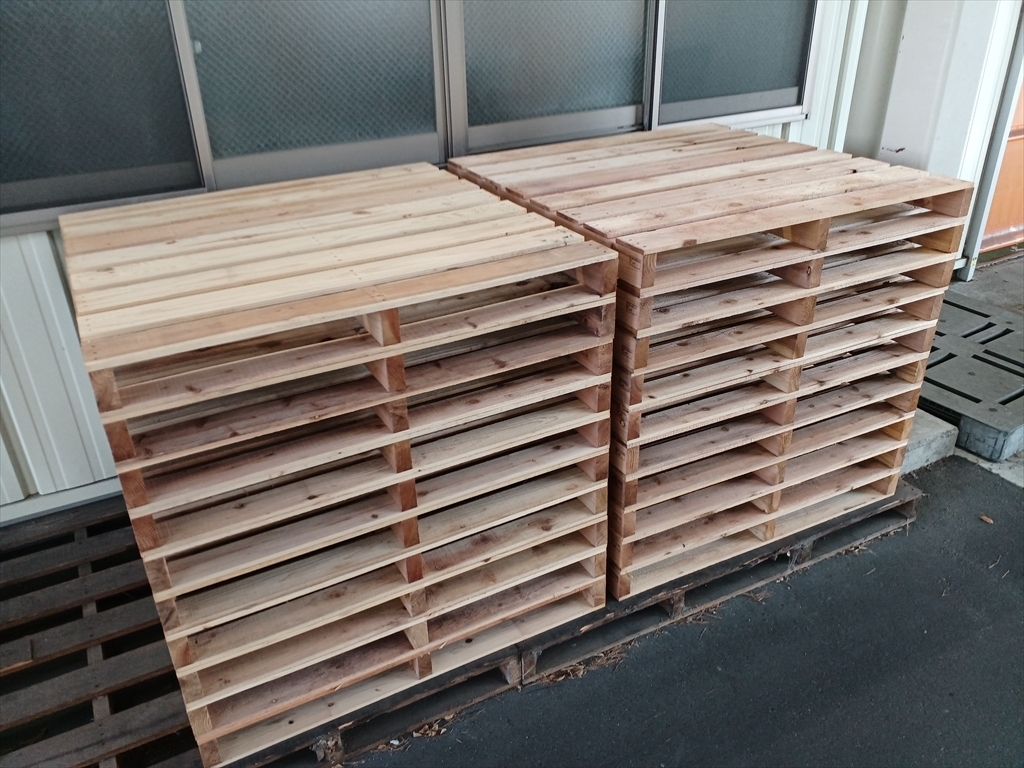 出荷待ちの木製パレット
