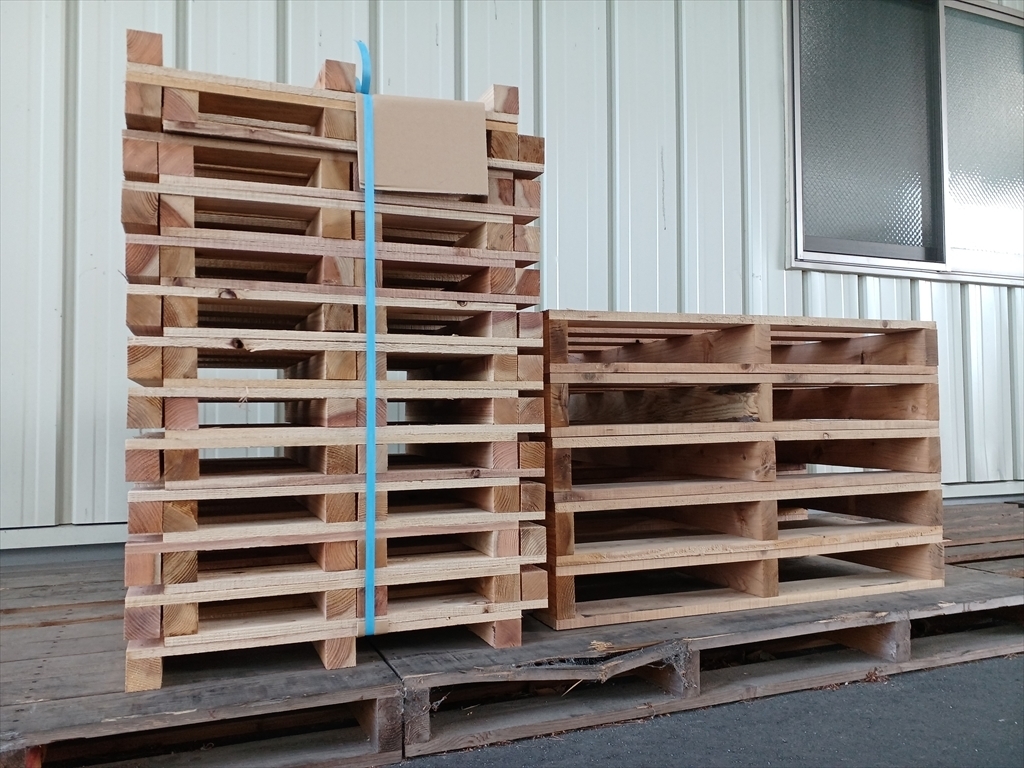出荷待ちの木製パレット