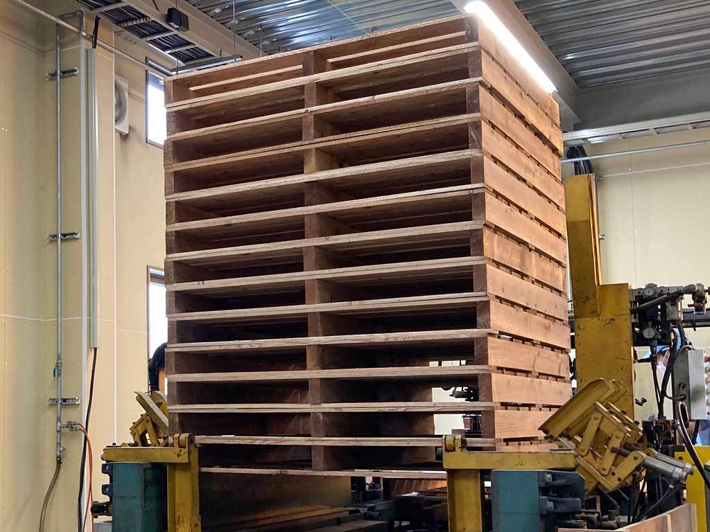 製造中の木製パレット