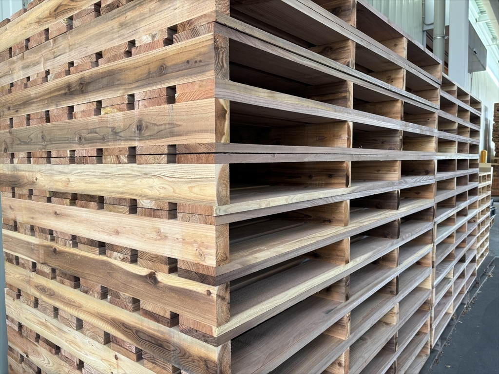 製造中の木製パレット