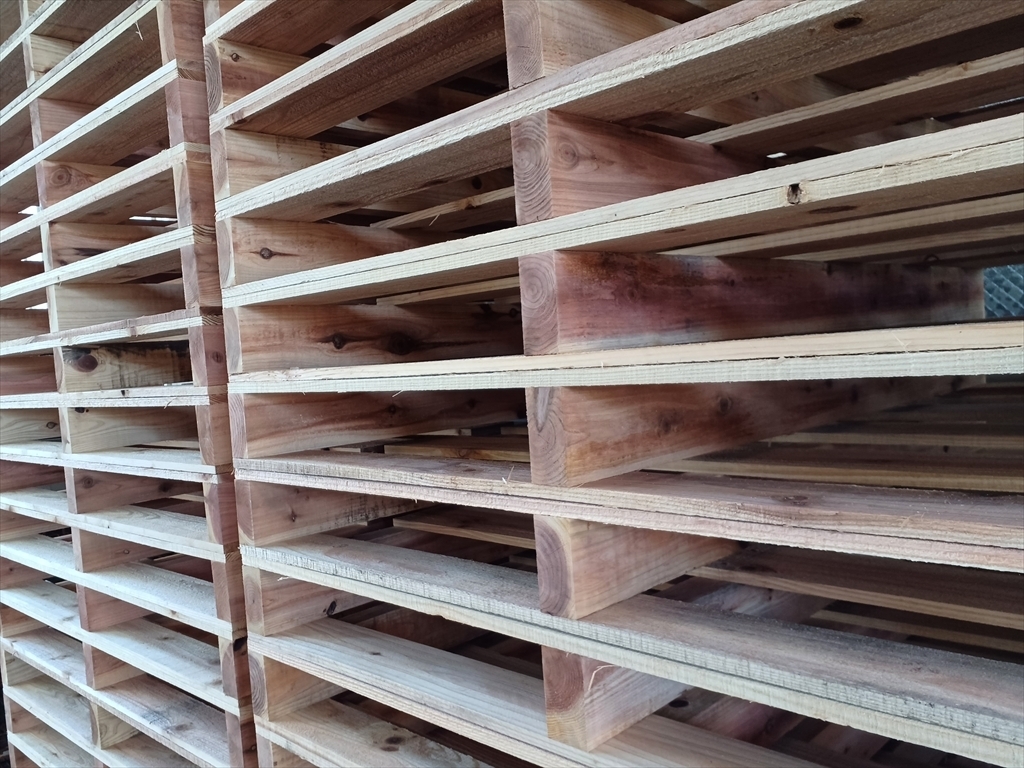 出荷前の木製パレット