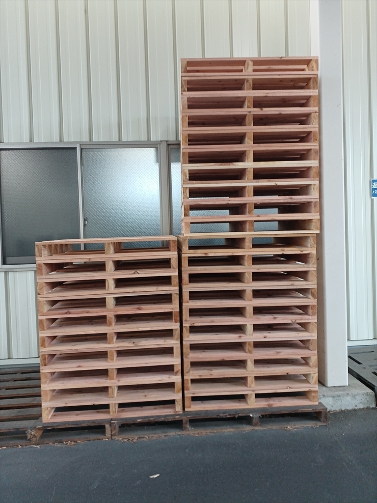 出荷待ちの木製パレットと木箱