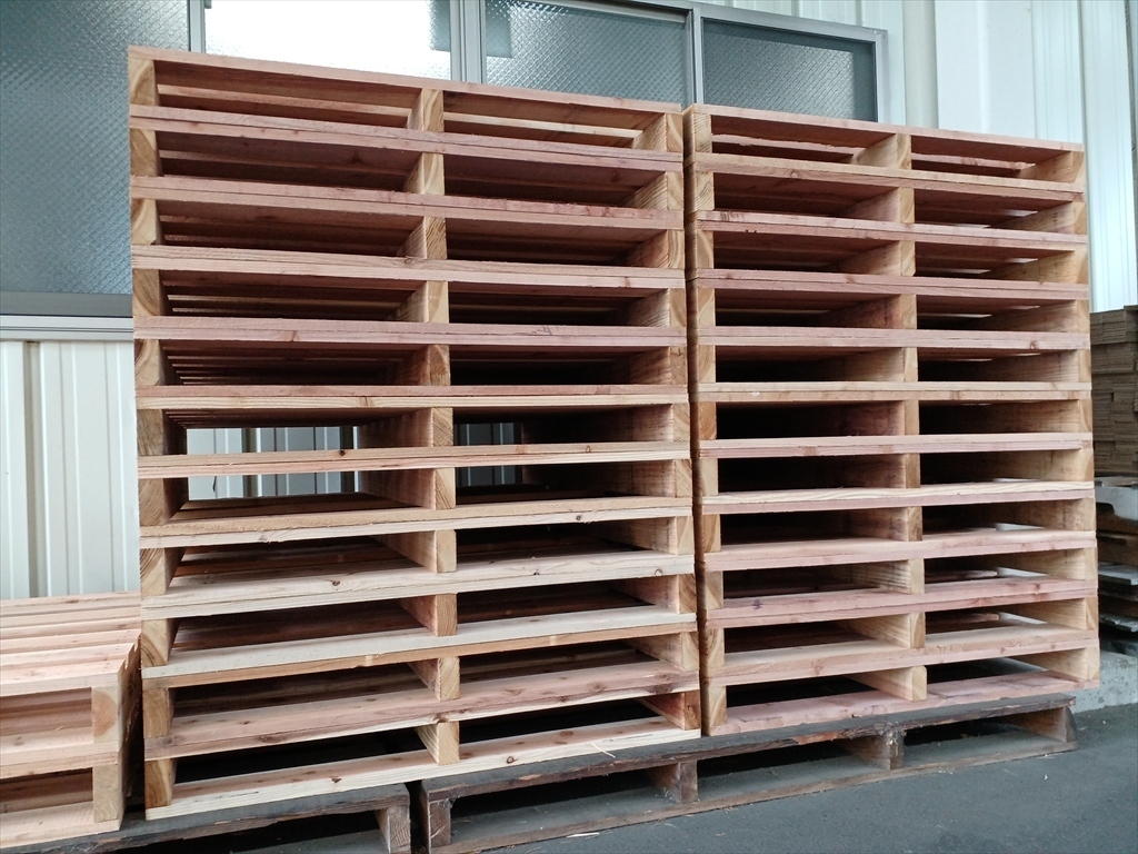 出荷前の木製パレット