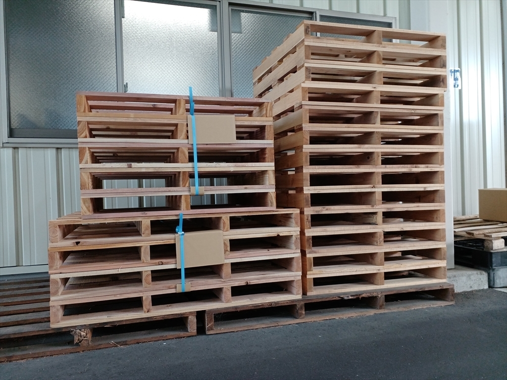 出荷待ちの木製パレット