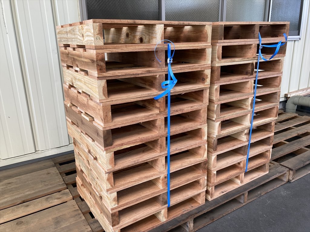 出荷前の木製パレット