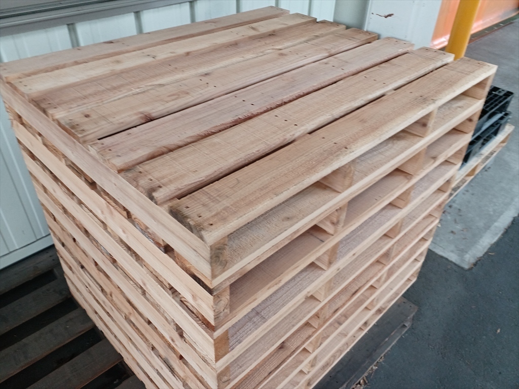 出荷待ちの木製パレット