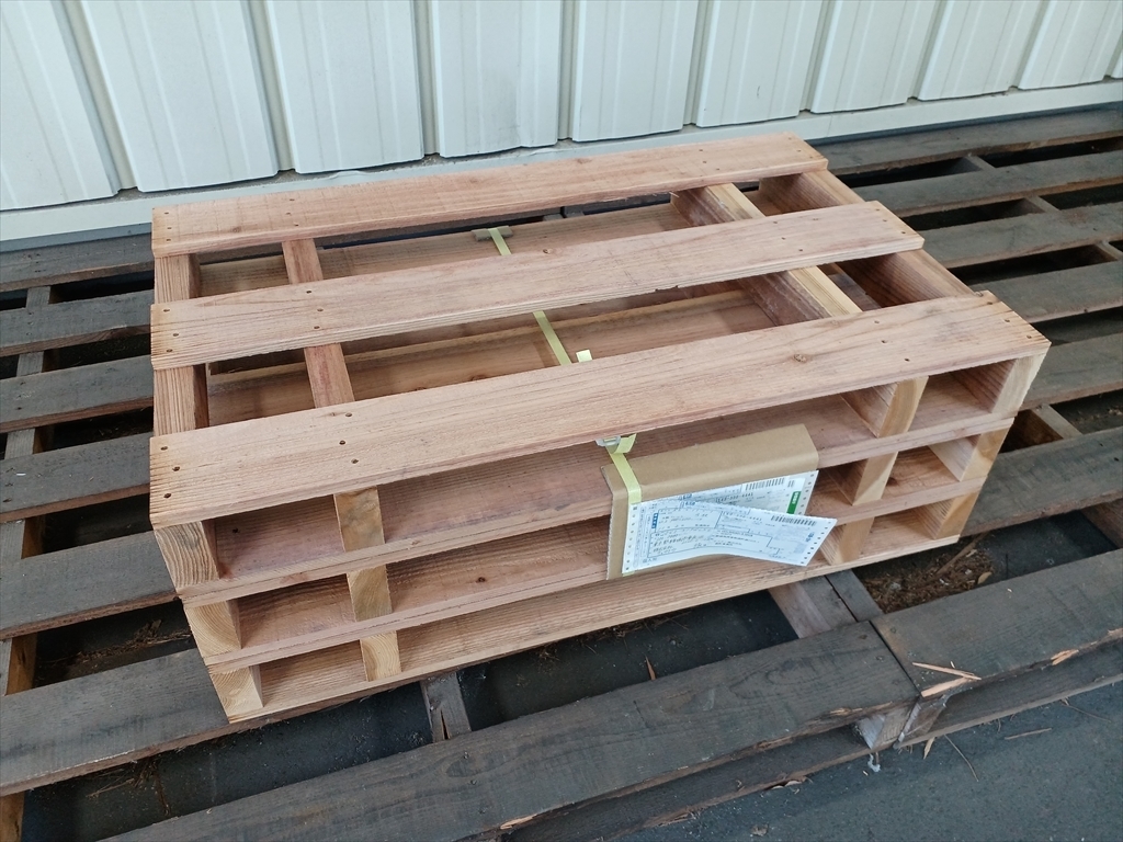 出荷待ちの木製パレット