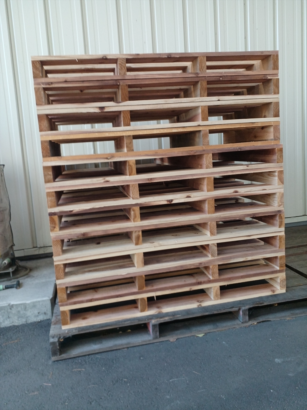 製造中の木製パレット