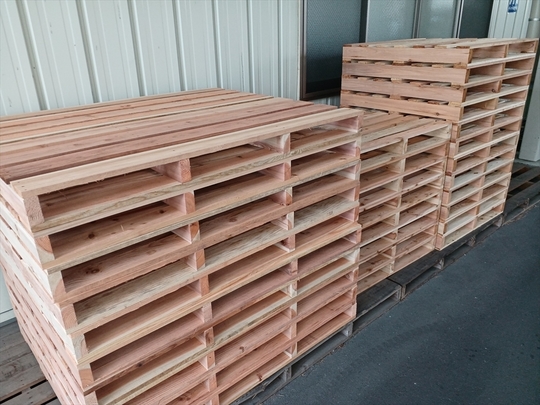 出荷待ちの木製パレット