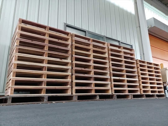 出荷前の木製パレット
