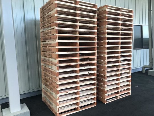 積み込み前の木製パレット