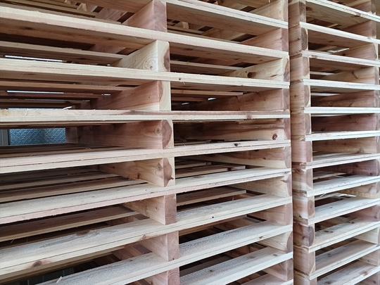 出荷前の木製パレットの画像