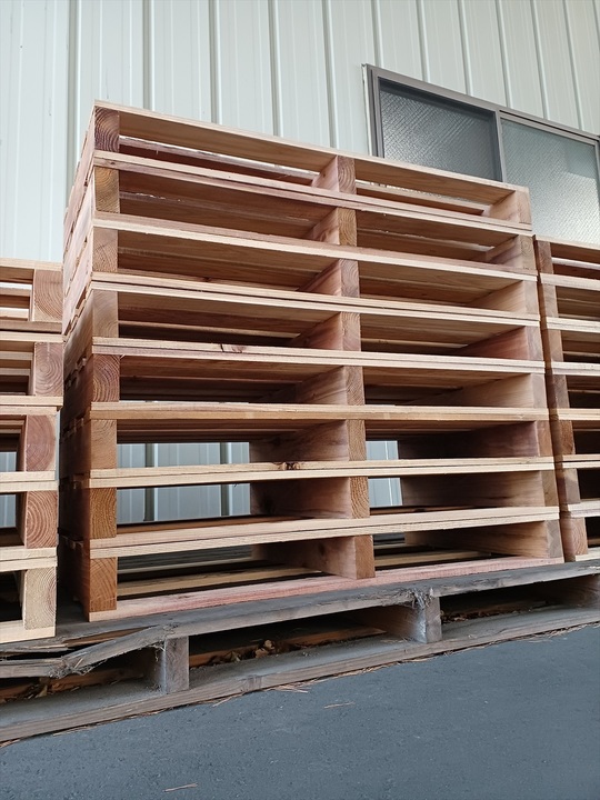 出荷待ちの木製パレット