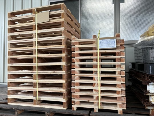 出荷前の木製パレット