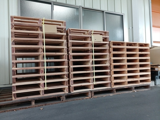 出荷前の木製パレット