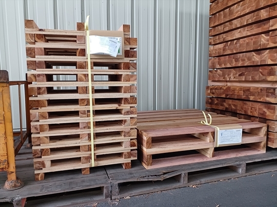 出荷待ちの木製パレット