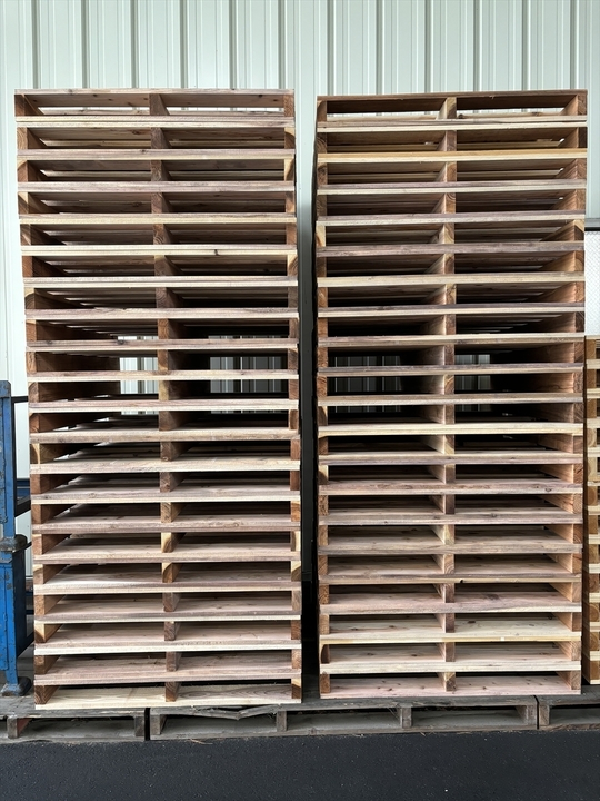 出荷前の木製パレット