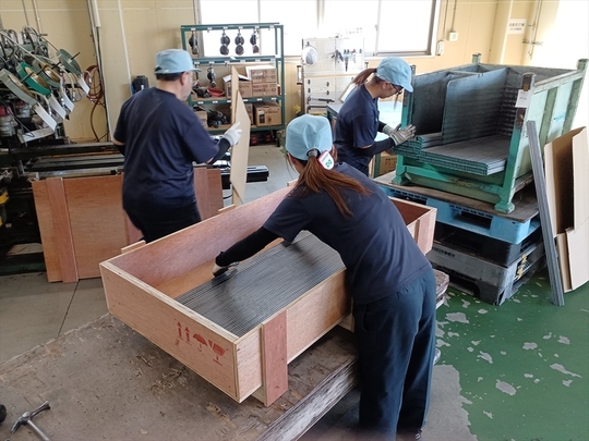 木箱梱包作業