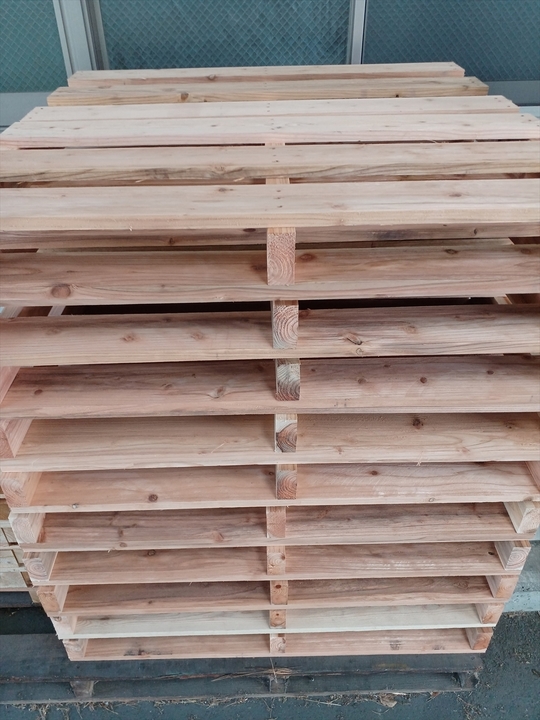 出荷前の木製パレット