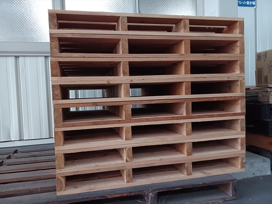 出荷待ちの木製パレット