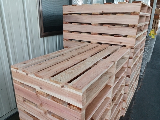 出荷待ちの木製パレット