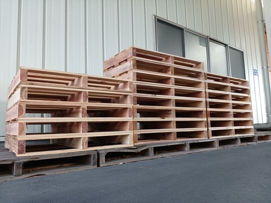 出荷待ちの木製パレット