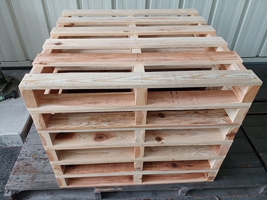 出荷前の木製パレット