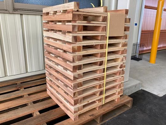 出荷待ち木製パレット