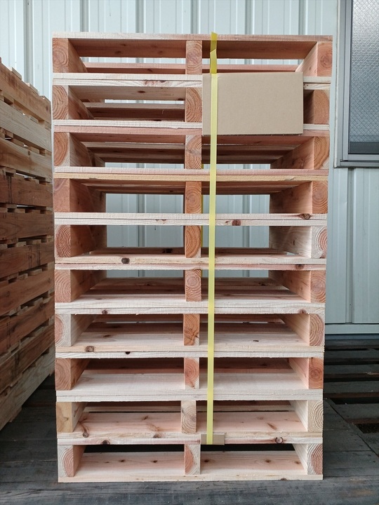 出荷前の木製パレット