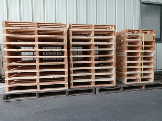 出荷前の木製パレット