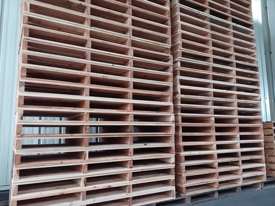 出荷前の木製パレット
