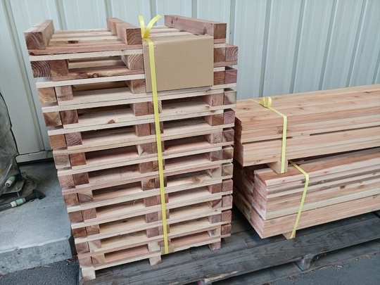 出荷前の木製パレット