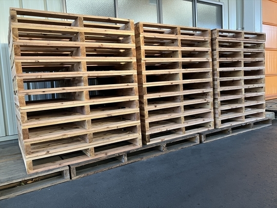出荷待ちの木製パレット