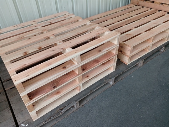 出荷前の木製パレット