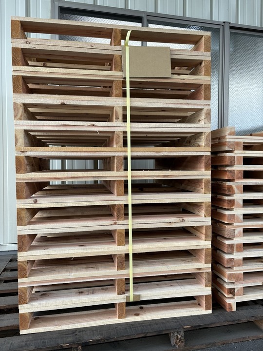 出荷前の木製パレット