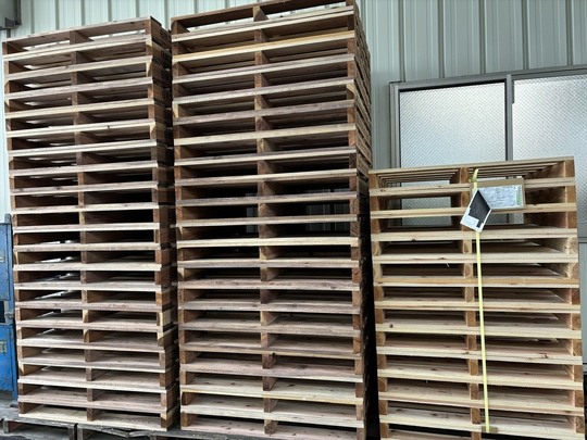 出荷前の木製パレット