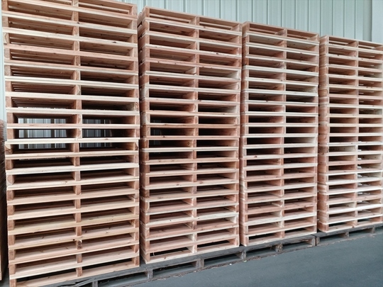出荷前の木製パレット