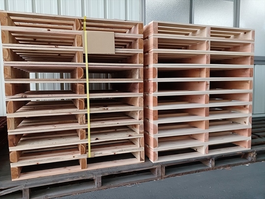 出荷前の木製パレット