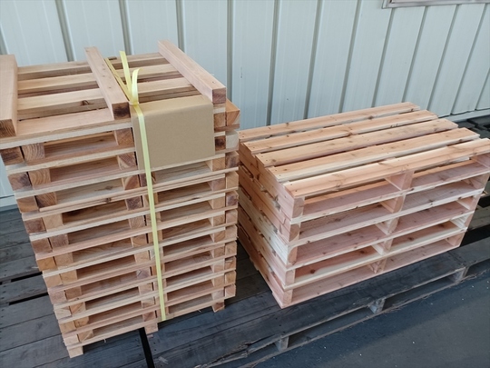 出荷待ちの木製パレット