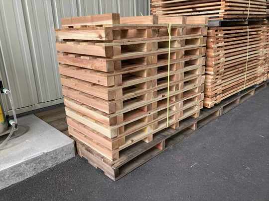 出荷待ちの木製パレット