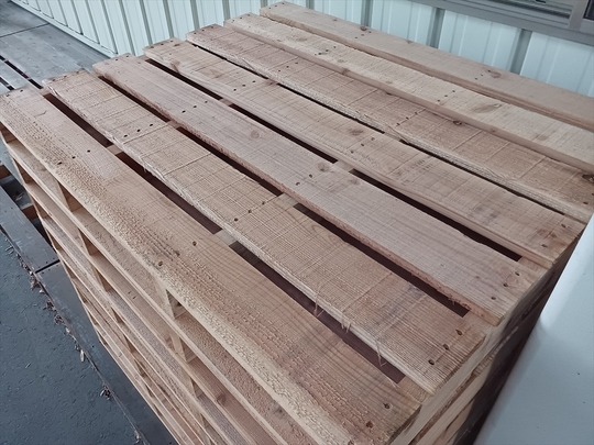 出荷待ちの木製パレット
