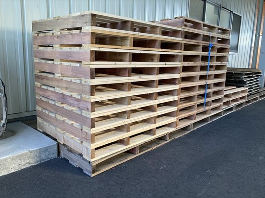 出荷前の木製パレット