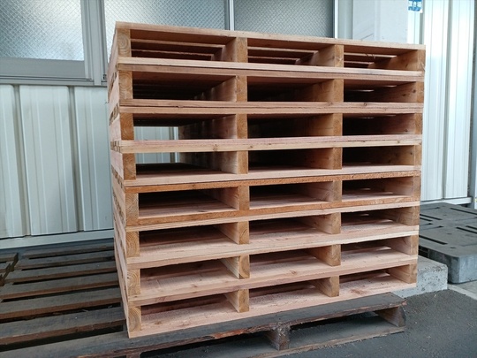 出荷前の木製パレット