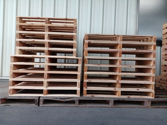 出荷前の木製パレット